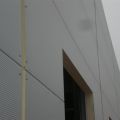 Außenfassade Versandlager verkleidet mit Thermovalwandplatten 170 mm dick RAL 9006, 54 Meter lang, 7 Meter hoch (Oberkante Betonsockel)